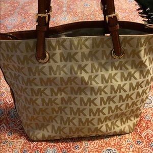 Authentic Michael Kors purse. Loved condition.